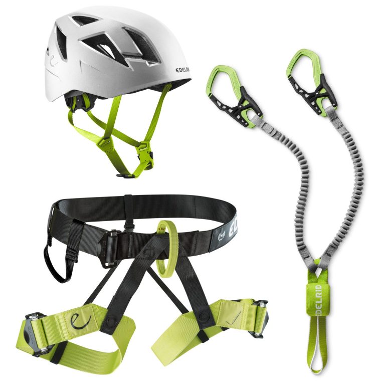 Ein Helm, ein Klettergurt und zwei Karabiner mit elastischen Leinen.